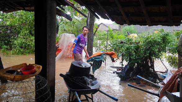 Lũ lại dâng cao ở miền Trung, cả ngàn người đối phó với lụt và sạt lở đất - Ảnh 8