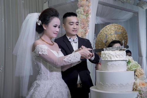 Hoàng Xuyến và Cao Thắng hạnh phúc tronhg đám cưới.