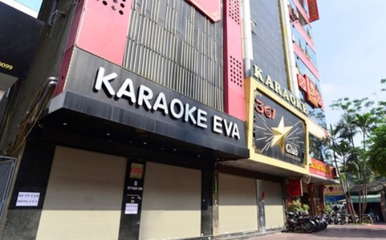 Hà Nội yêu cầu đóng cửa quán karaoke, vũ trường, quán bar từ 0h ngày 1/2 - Ảnh 1