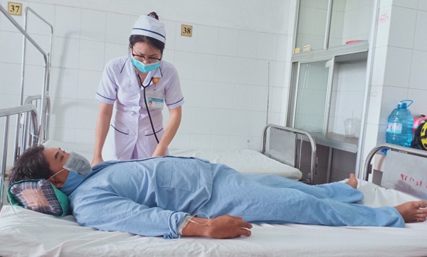 Đồng Tháp: Người đàn ông bị cọc gỗ đâm xuyên tầng sinh môn khi đang tắm - Ảnh 2