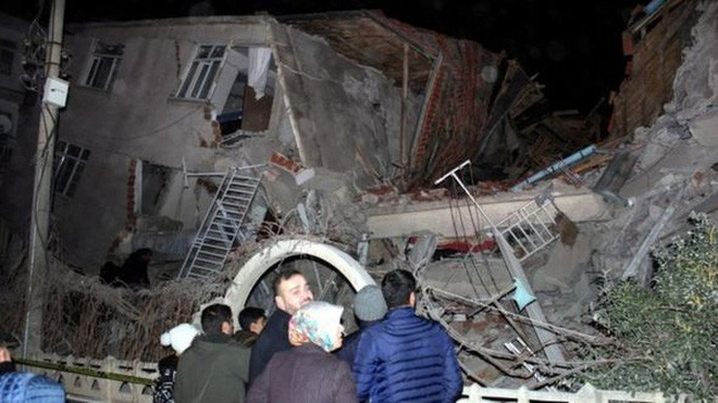 Hy Lạp, Thổ Nhĩ Kỳ tan hoang sau trận động đất 7 độ Richter  - Ảnh 2
