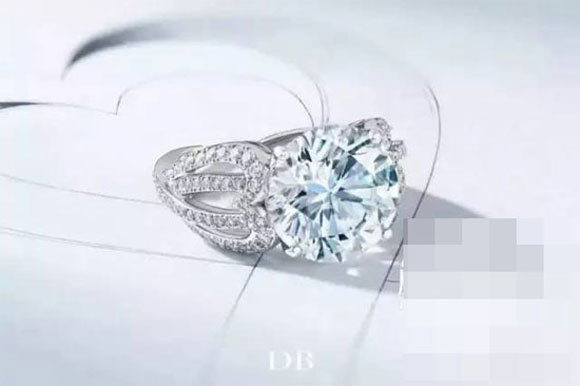 Chiếc nhẫn thương hiệu DE BEERs - Anh, đính viên kim cương 5,02 cara, mang tên 'Vĩnh kết đồng tâm' được Ngô Kỳ Long lựa chọn đeo lên tay vị hôn phu xinh đẹp