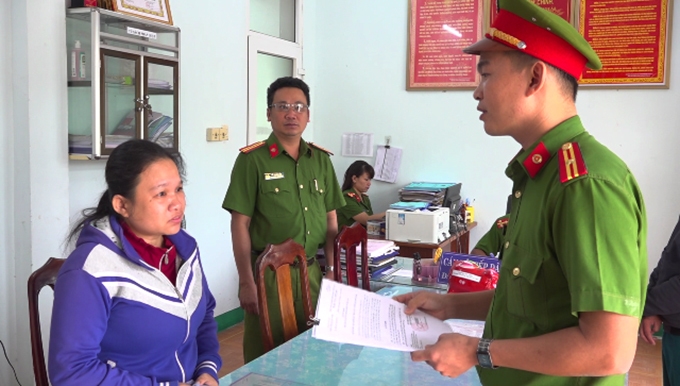 Cảnh sát đọc lệnh bắt Lê Thị Thanh Thùy. Ảnh: VNExpress