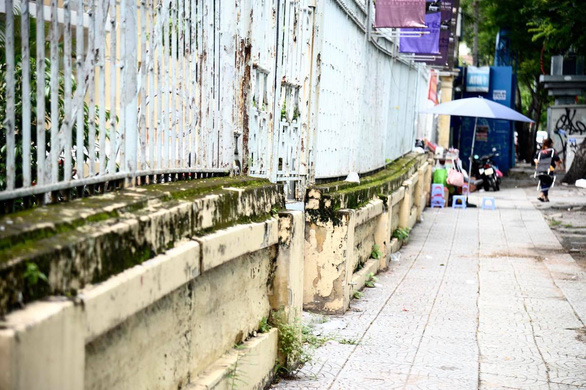 Tường rào của bảo tàng bị lún, nghiêng ra phía ngoài đường Lê Thị Hồng Gấm