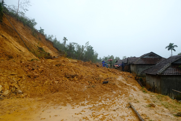 Lũ lại dâng cao ở miền Trung, cả ngàn người đối phó với lụt và sạt lở đất - Ảnh 10
