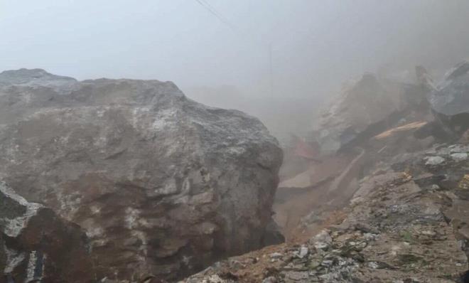Kon Tum: Núi lở, hàng chục tảng đá nặng trăm tấn đổ rầm rầm xuống đường - Ảnh 1