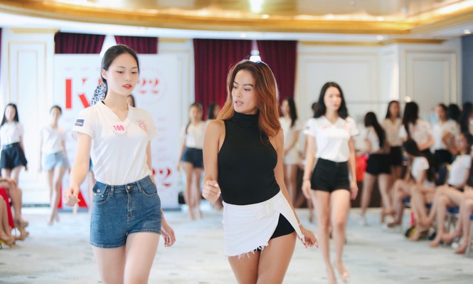 Dàn thí sinh Hoa Hậu Việt Nam 2020 tập catwalk trước thềm bán kết - Ảnh 4