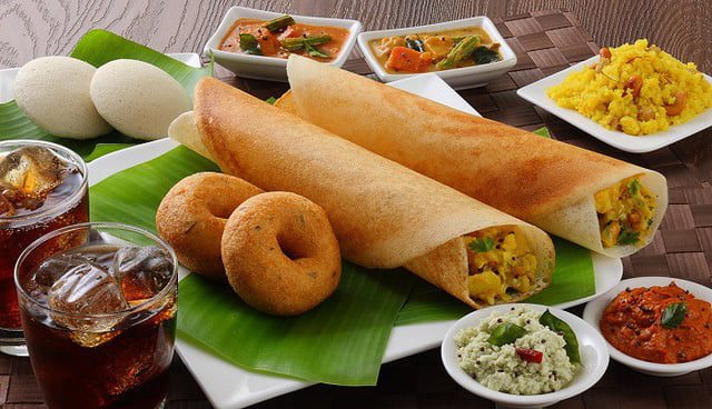 Ấn Độ - Bữa sáng điển hình chính là một khay đồ ăn gồm nhiều loại bánh như dosa, roti, idli chấm cùng với tương ớt xoài. Người Ấn Độ đặc biệt rất ít uống cà phê mà thay vào đó sẽ là một lỳ trà thơm nóng trong lúc ăn sáng.