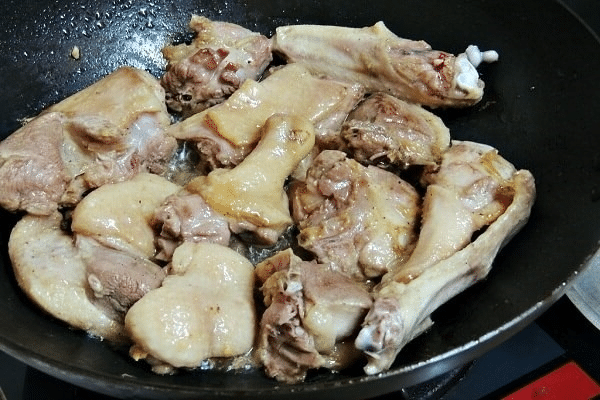 Thịt vịt có già đến mấy nhưng chỉ cần làm thêm bước này khi kho đảm bảo thịt vẫn mềm và thơm ngon - Ảnh 3