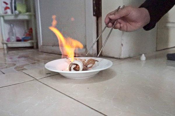 them nguyen lieu nay khi nuong muc muc kho nuong se ngot mem de lau cung khong bi cung dai anh 3 Thêm nguyên liệu này khi nướng mực, mực khô nướng sẽ ngọt, mềm để lâu cũng không bị cứng, dai - Ảnh 3