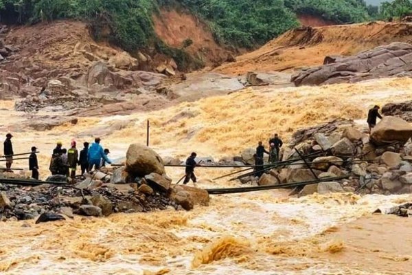 Người dân bị sập nhà vì bão lũ được hỗ trợ lên đến 40 triệu đồng - Ảnh 1