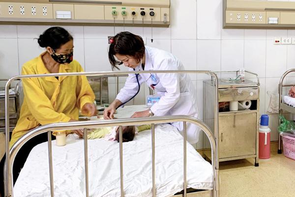 Bắc Giang: Bé trai 11 tháng nhập viện cấp cứu sau 2 giờ nhỏ mũi - Ảnh 1