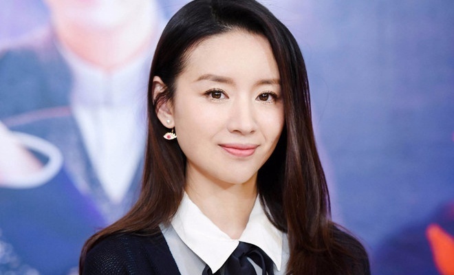 Nữ diễn viên Đổng Khiết bị chỉ trích vì hôn môi con trai 10 tuổi - Ảnh 2