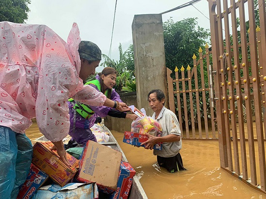 Hình ảnh vợ chồng Lương Thế Thành - Thúy Diễm đi cứu trợ bà con vùng lũ.