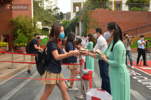 Sở GD&ĐT Hà Nội: Tất cả học sinh phải đeo khẩu trang từ nhà đến trường - Ảnh 1