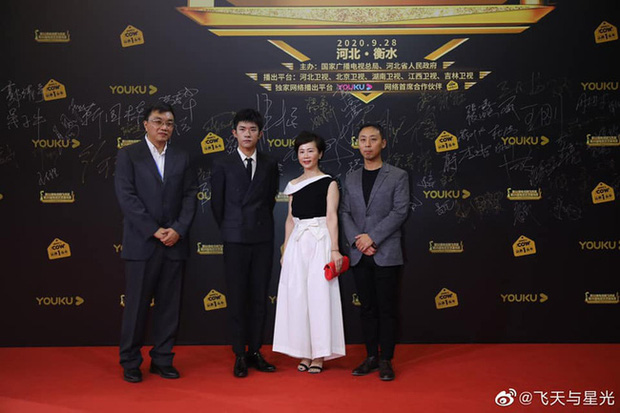 Dịch Dương Thiên Tỉ xuất hiện bên cạnh những nhân vật lớn trên thảm đỏ lễ trao giải Phi Thiên Tinh Quang. Có thể nói năm 2020 là một năm đầy thành công của nam diễn viên