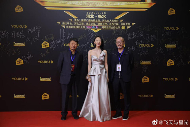 Nữ diễn viên Đồng Dao đại diện cho '30 Chưa Phải Là Hết' xuất hiện trên thảm đỏ với chiếc đầm nữ tính
