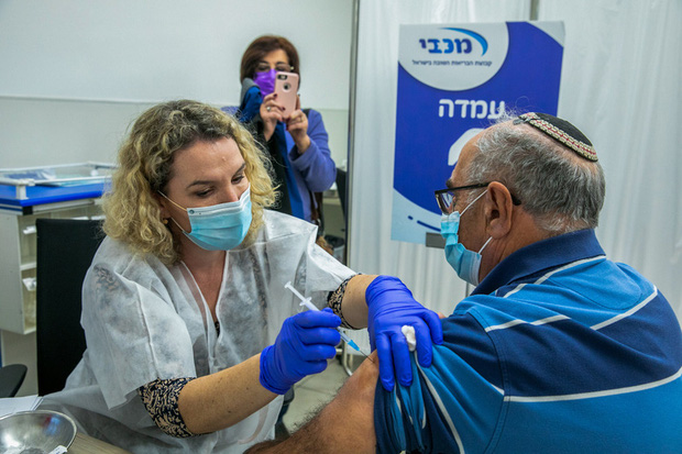 Hàng trăm người dân Israel nhiễm Covid-19 dù đã tiêm vaccine - Ảnh 1