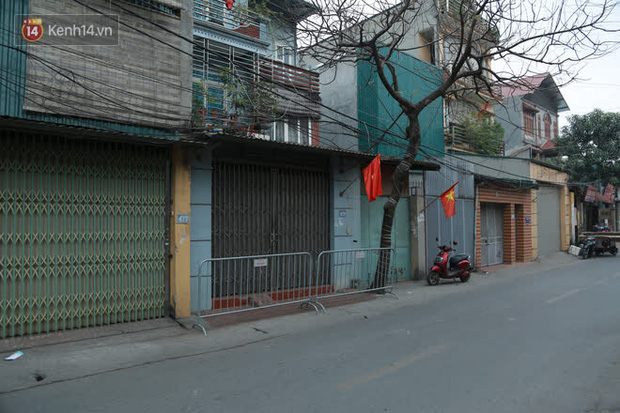Lực lượng chức năng phường Xuân Phương đã phong toả căn nhà nơi cả gia đình bệnh nhân sinh sống.
