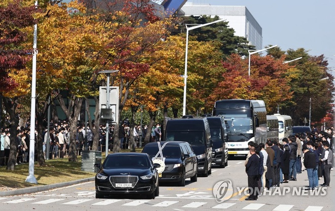 Công nhân rơi nước mắt trong lễ tang cố chủ tịch Samsung - Ảnh 2