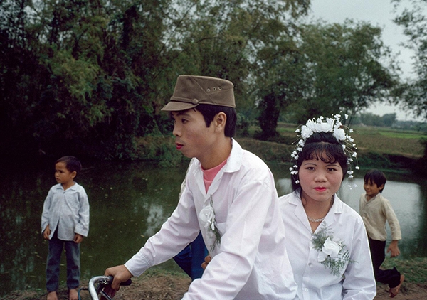 Bức ảnh đám cưới ở vùng nông thôn Nam Định những năm 90 bất ngờ gây sốt - Ảnh 1