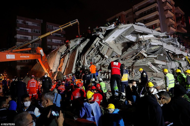 Hơn 900 người thương vong trong trận động đất 7 độ Richter ở Thổ Nhĩ Kỳ - Ảnh 1