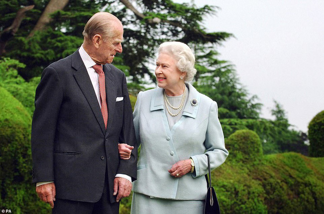 Bức ảnh kỷ niệm 73 năm ngày cưới Nữ hoàng Anh khiến vợ chồng Meghan xấu hổ - Ảnh 4