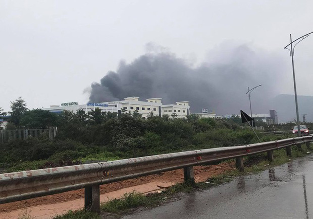 Bắc Giang: Cháy lớn tại KCN Vân Trung, nhiều người hoảng loạn - Ảnh 1
