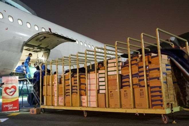 Các hãng hàng không đồng loạt miễn phí vận chuyển hàng cứu trợ miền Trung - Ảnh 1