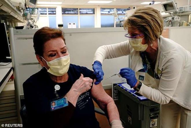 Nhiều nhân viên y tế Mỹ từ chối tiêm vaccine Covid-19 - Ảnh 1