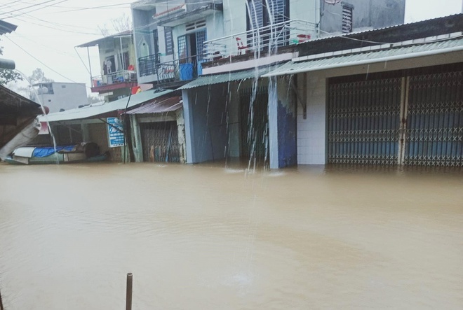 Lũ lại dâng cao ở miền Trung, cả ngàn người đối phó với lụt và sạt lở đất - Ảnh 1