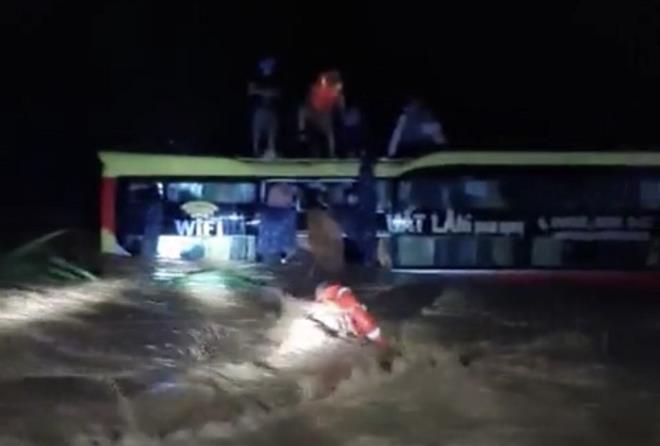 Quảng Bình: Trắng đêm giải cứu 20 người trên xe khách bị lũ cuốn trôi - Ảnh 1