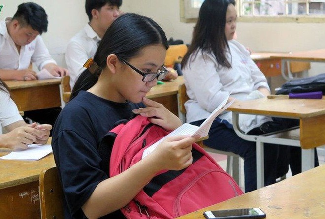 Hà Nội: Hàng nghìn học sinh lớp 9 dừng thi học kỳ vì nghi lộ đề - Ảnh 1