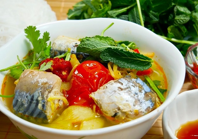 Canh cá chua, món ăn quốc dân trong bữa cơm của gia đình người Việt, chắc chắn cá nục cũng không phải là ngoại lệ. Canh chua cá nục hấp dẫn với phần thịt cá săn chắc, nước canh thanh ngọt, chua chua, chan cùng với cơm nóng hổi sẽ rất đưa miệng.