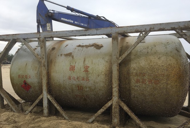 Quảng Nam: Phát hiện bồn chứa hóa chất của Trung Quốc trôi dạt vào bờ biển - Ảnh 1