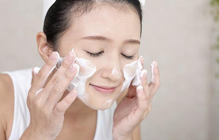 Làm sạch da bằng sữa rửa mặt hoặc tẩy tế bào chết để da được thông thoáng và mềm mịn hơn.