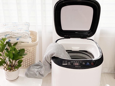 Máy giặt mini có kích thước nhỏ gọn, giặt được khoảng 4 hoặc 5 bộ quần áo người lớn.