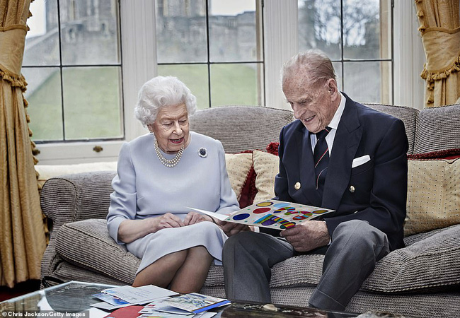 Bức ảnh kỷ niệm 73 năm ngày cưới Nữ hoàng Anh khiến vợ chồng Meghan xấu hổ - Ảnh 1