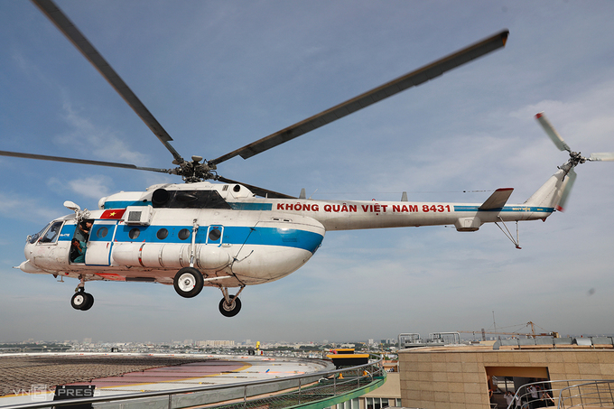 Bãi đáp trực thăng đầu tiên trên nóc bệnh viện Quân y 175 hoạt động - Ảnh 1