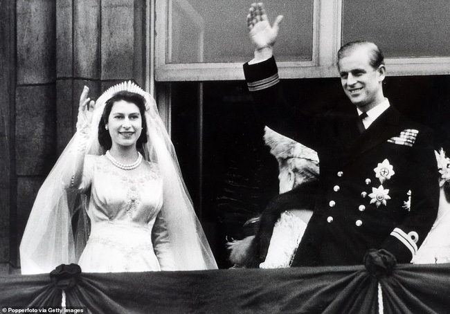 Bức ảnh kỷ niệm 73 năm ngày cưới Nữ hoàng Anh khiến vợ chồng Meghan xấu hổ - Ảnh 2
