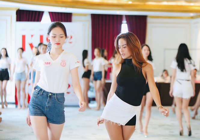 Dàn thí sinh Hoa Hậu Việt Nam 2020 tập catwalk trước thềm bán kết - Ảnh 3