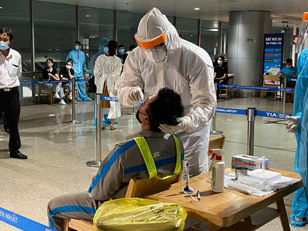 4 đồng nghiệp của nhân viên sân bay Tân Sơn Nhất nghi nhiễm Covid-19 - Ảnh 1