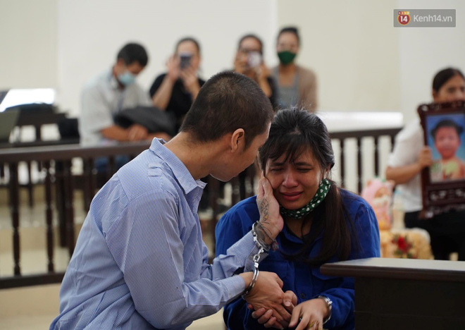 Hai bị cáo ôm nhau khóc trước giờ tuyên án