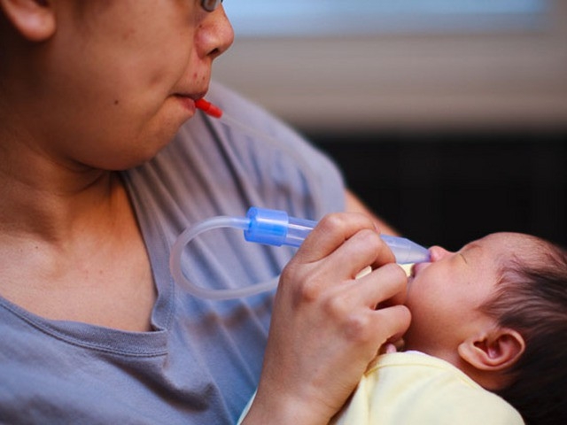 Những cách tự nhiên trị nghẹt mũi cho trẻ sơ sinh mẹ cần biết - Ảnh 2
