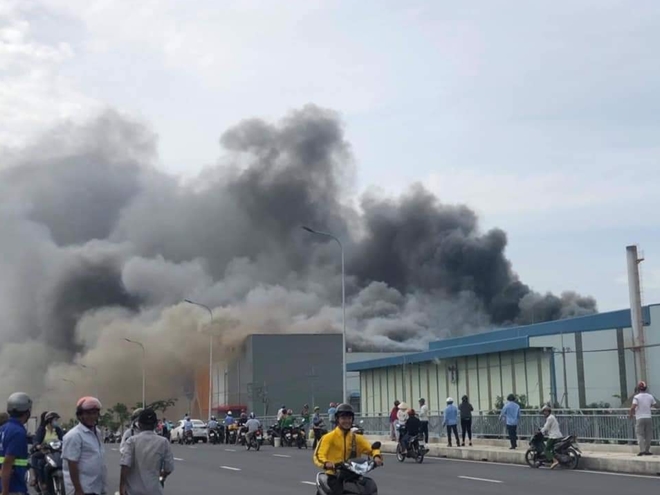 TP.HCM: Cháy lớn tại nhà máy Cầu Tre Khu công nghiệp Hiệp Phước - Ảnh 1