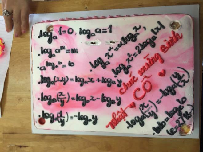 Chiếc bánh dày đặc công thức logarit này chắc hẳn sẽ khiến thầy cô khó quên đây