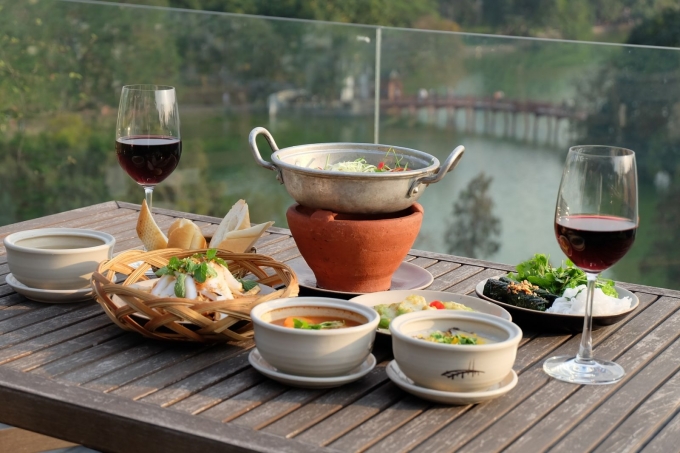 Bữa ăn truyền thống đậm nét văn hóa Việt với những vật dụng quen thuộc như rổ tre, nồi niêu, đĩa sành,... Đây cũng chính là một trong những yếu tố tạo nên dấu ấn của Cầu Gỗ với các thực khách quốc tế ấy.
