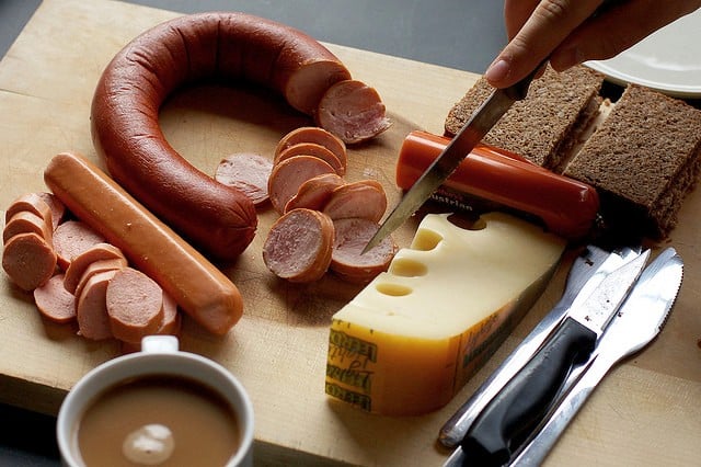 Đức - Bữa sáng đặc trưng của người Đức sẽ bao gồm sandwich phết cùng với bơ, mứt, mật ong, nutella, xúc xích, phô mai. Và những loại đồ uống thường được ưu tiên cho bữa sáng đó chính là cafe, trà, sữa hoặc cacao.
