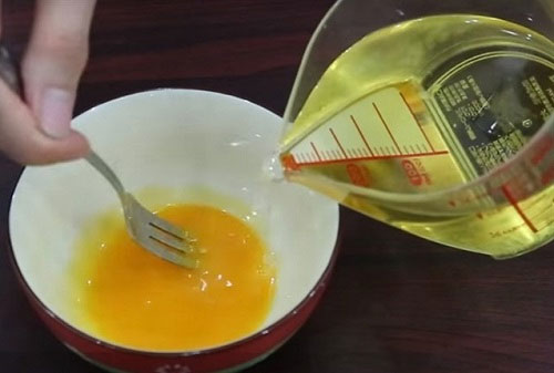 Cách làm sốt dầu trứng trong, béo ngậy để nâng vị cho bông lan trứng muối - Ảnh 4