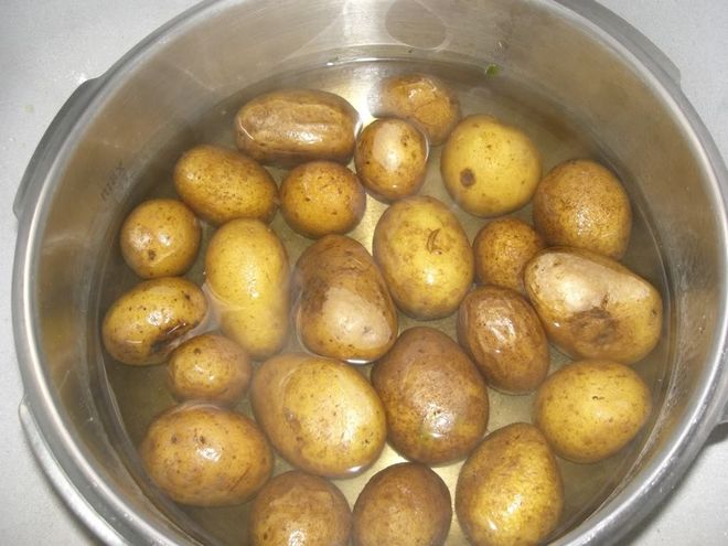 Mẹo luộc khoai tây được nhanh chín, giúp người nội trợ tiết kiệm thời gian nấu nướng   - Ảnh 1